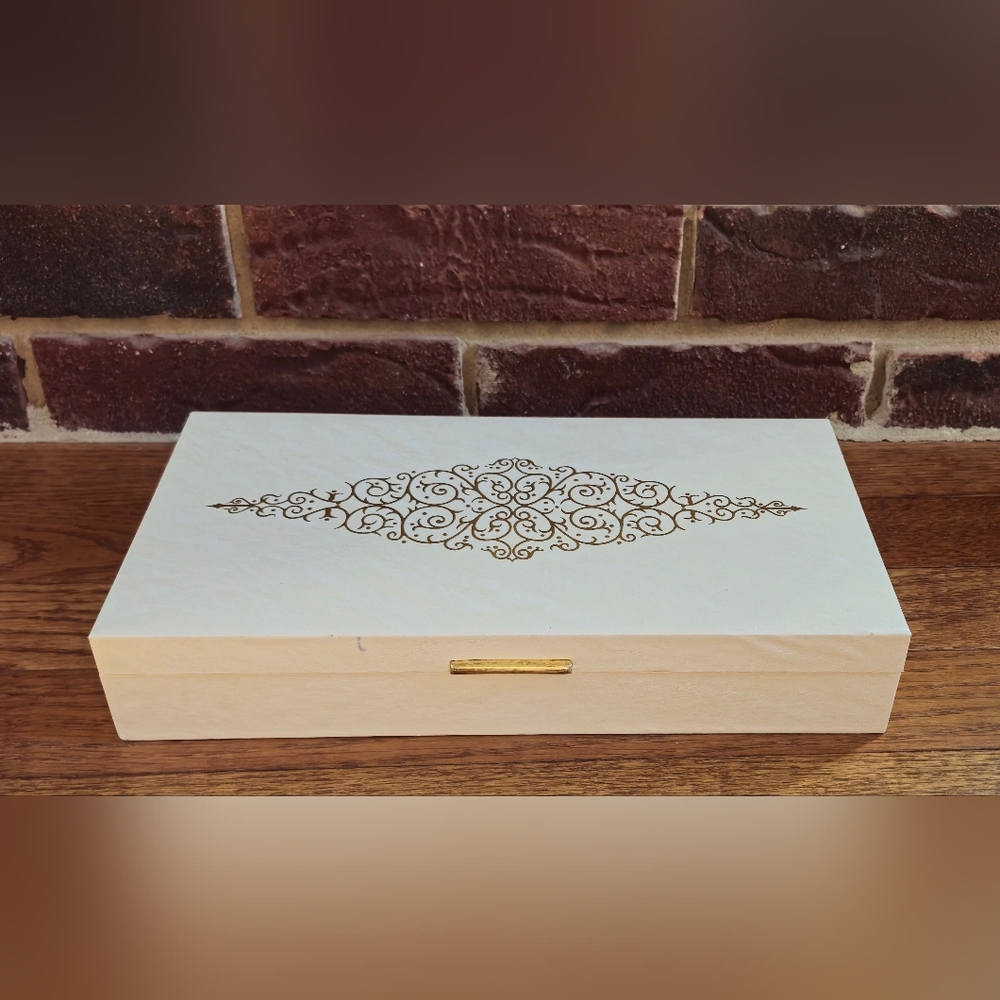 Vintage marble color design jewelry box with delicate gold design. Tundra Japan.